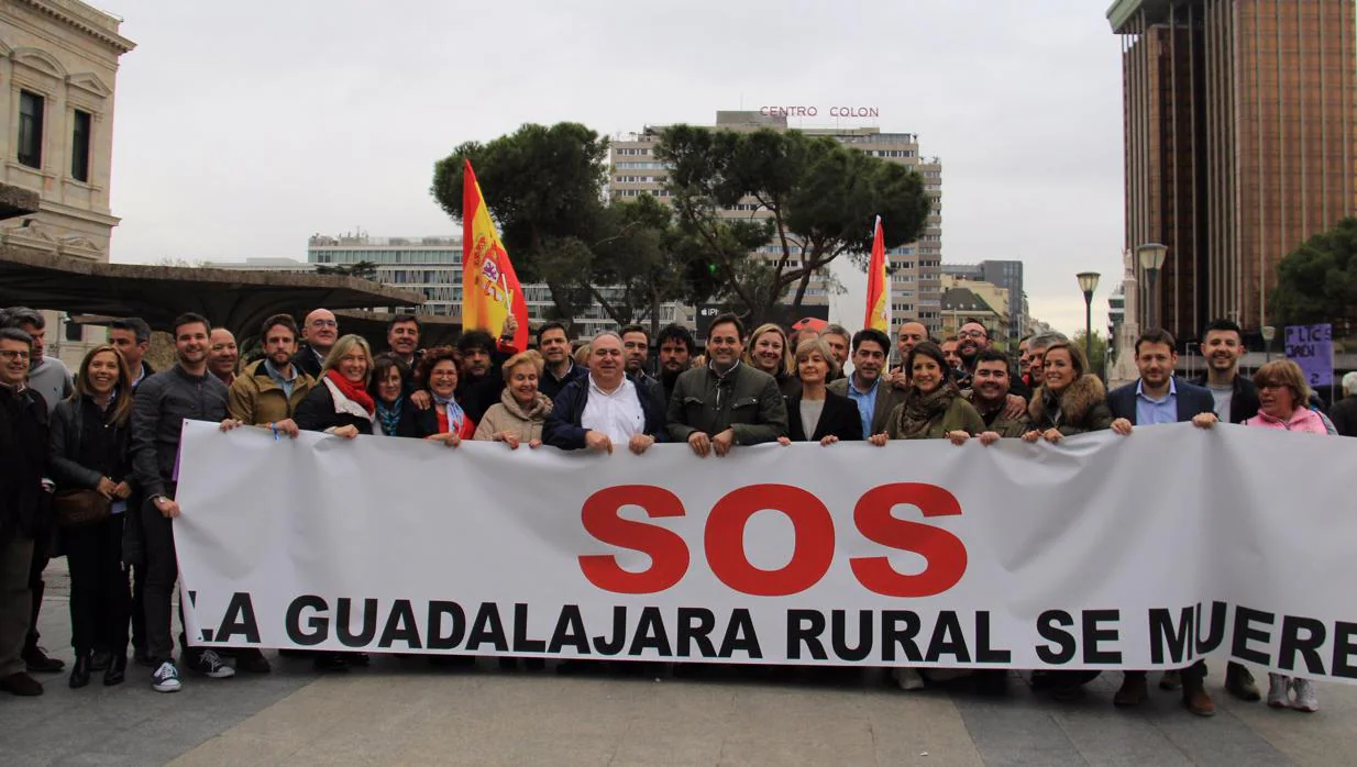 Paco Nuñez y Vicente Tirado, con dirigentes del PP, portan una de las pancartas