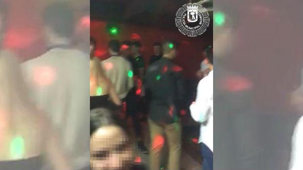 Desalojan un local con 70 menores consumiendo alcohol en Argüelles que no tenía permiso