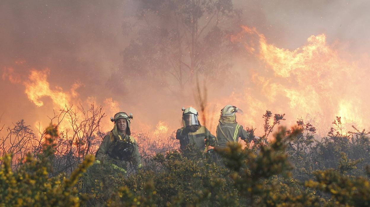 Una dotación de bomberos trabaja en la extinción del fuego que arrasó 1.162 hectáreas en Rianxo