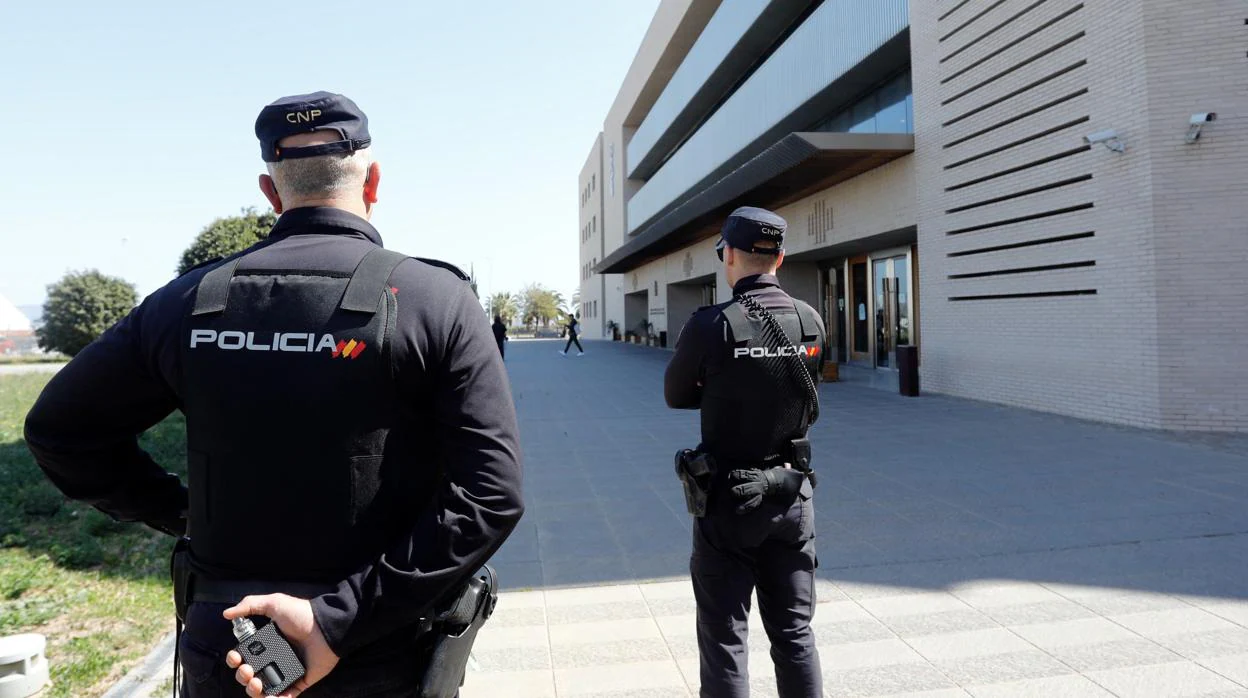 La Policía Nacional vigila las puertas de la Audiencia de Castellón la semana en que se produjeron los hechos