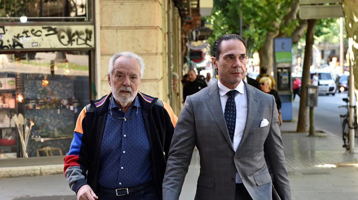 El empresario Tolo Cursach, acompañado por uno de sus abogados, en una imagen de archivo