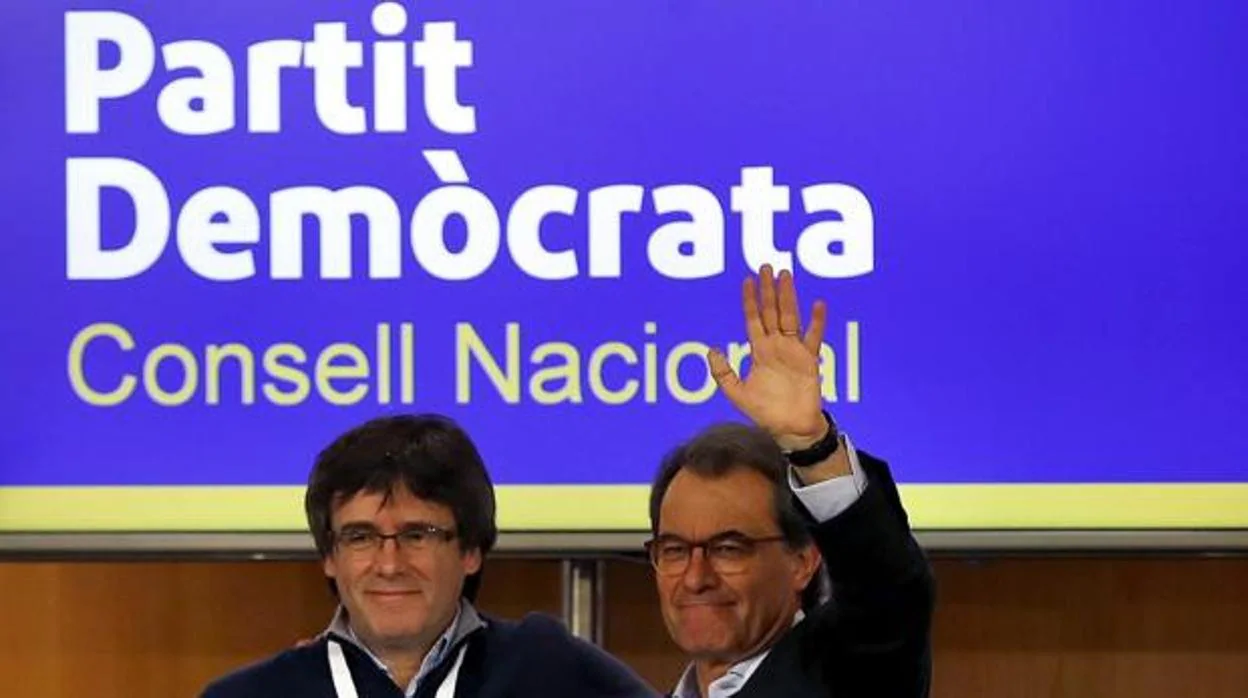 Carles Puigdemont y Artur Mas, antiguos líderes de CDC, en un acto del PDECat
