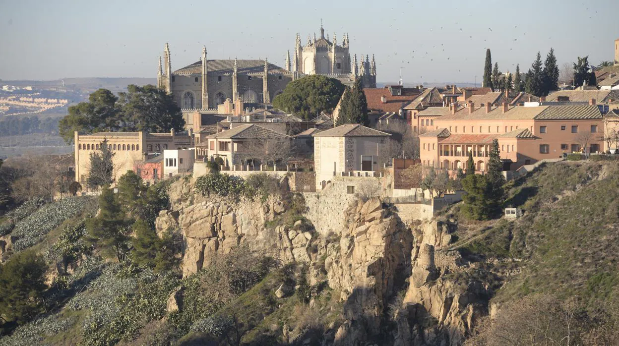 Vista de Toledo desde el cerro de la Virgen de la Cabeza, con las rocas sobre las que se eleva su casco
