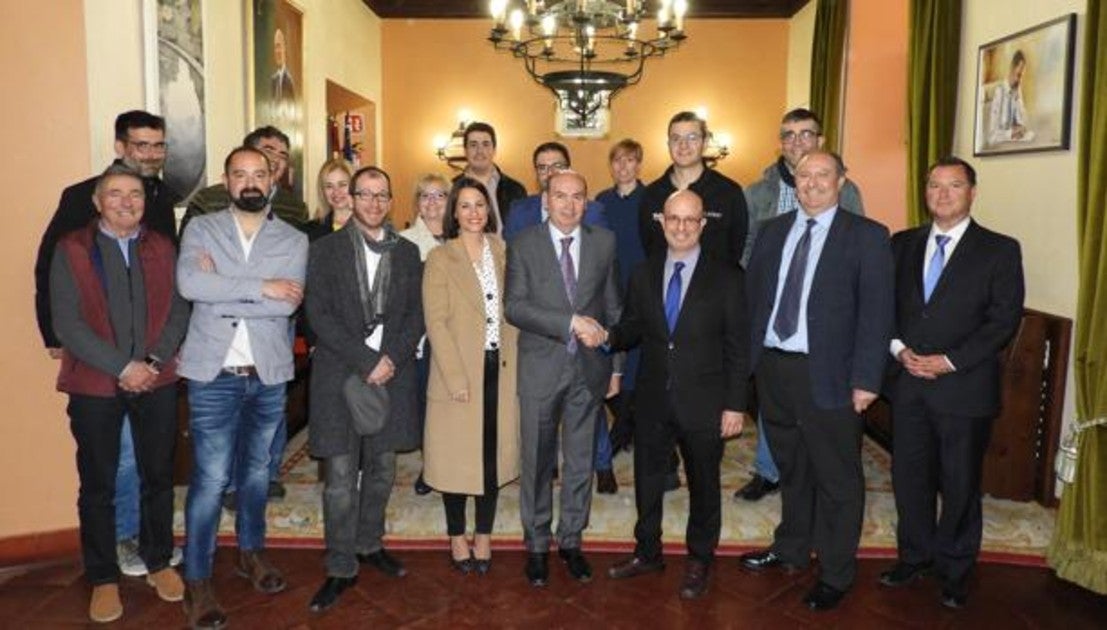 Los académicos tras su visita al salón del plenos del Ayuntamiento