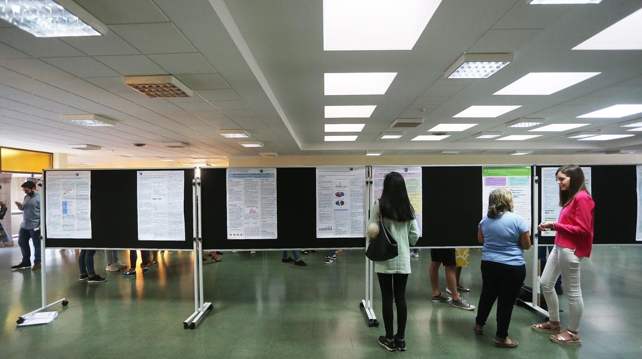 Alumnos en la Facultad de Ciencias Económicas de Santiago