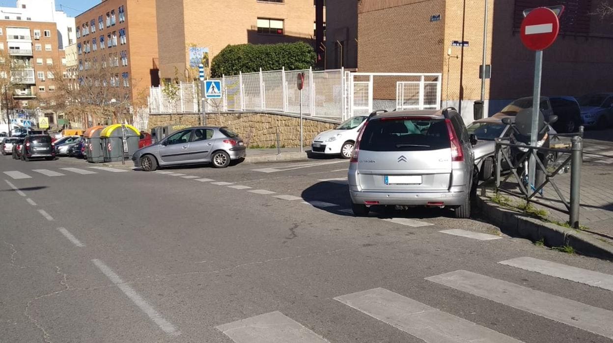 Coches aparcados en doble fila y en curvas en el barrio de Moscardó, en el distrito de Usera