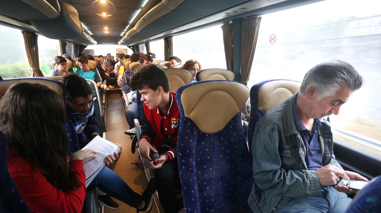 Un grupo de escolares, a bordo de un autobús compartido