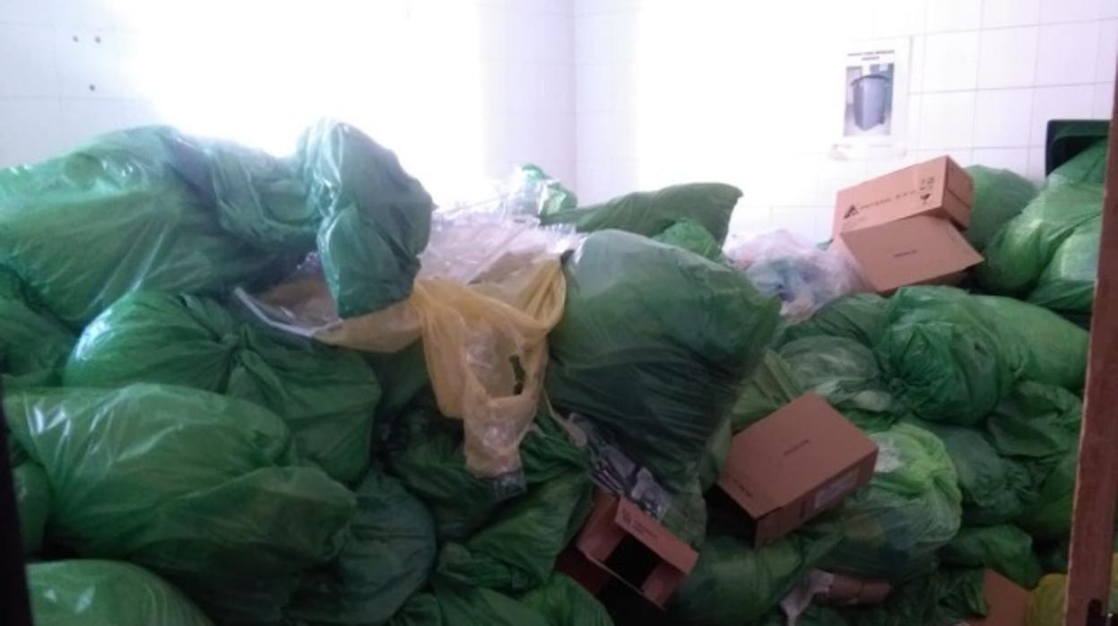 Acumulación de bolsas de basura en el Hospital Clínico