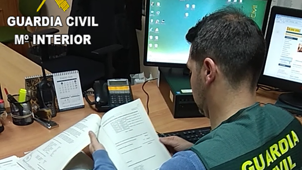 Un hombre pega a su mujer y a dos de sus hijas y las encierra durante varios días