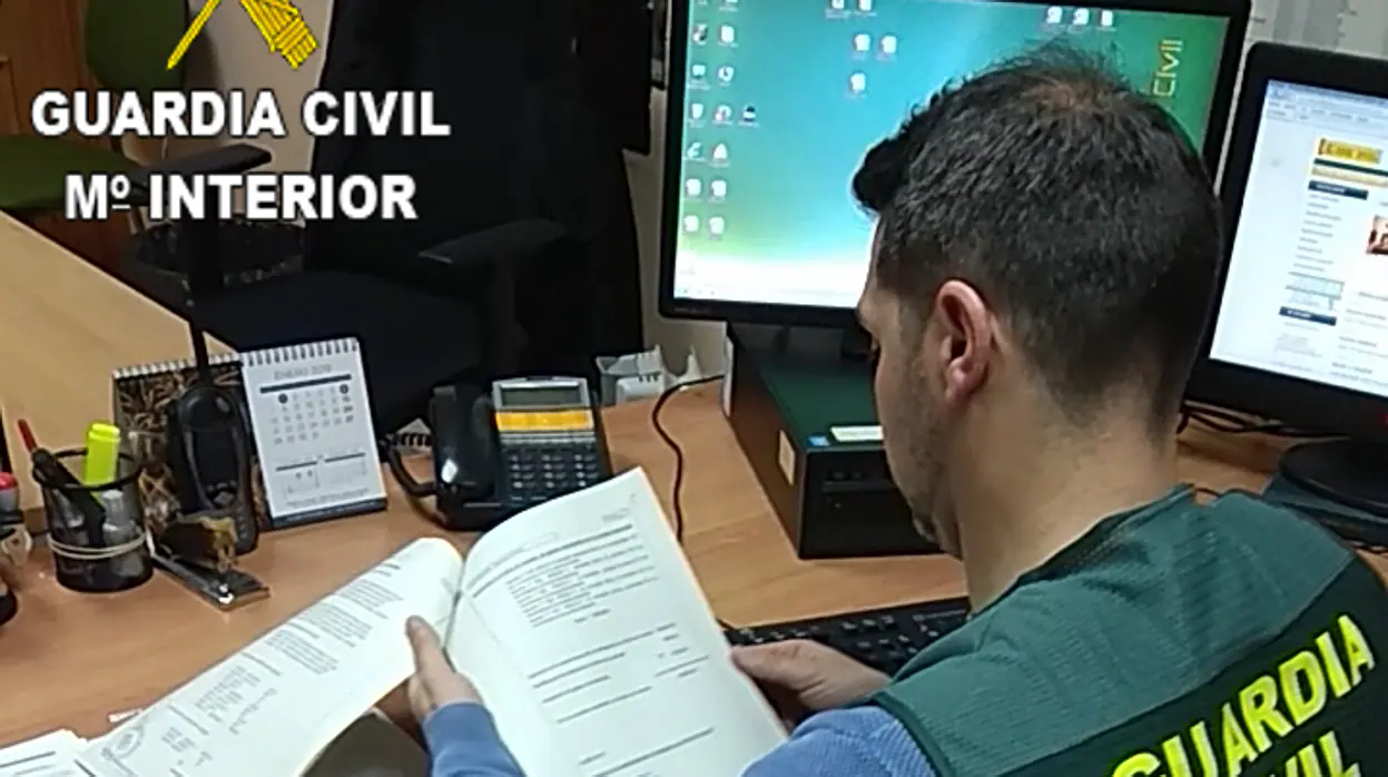Un investigador de la Guardia Civil revisa documentación