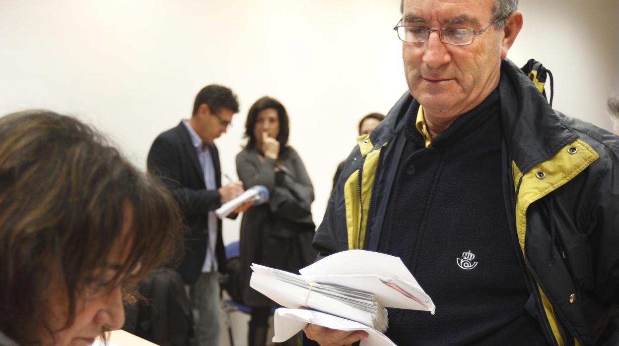 Un trabajador de Correos entrega los votos remitidos por carta