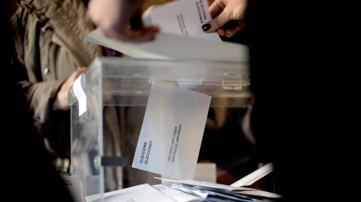 Una urna durante las últimas elecciones generales del 21 de diciembre, en una mesa de Barcelona