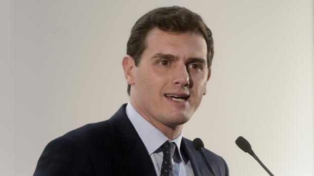 Albert Rivera lleva al Defensor del Pueblo «la última infamia de Sánchez»: la ley vasca de abusos policiales