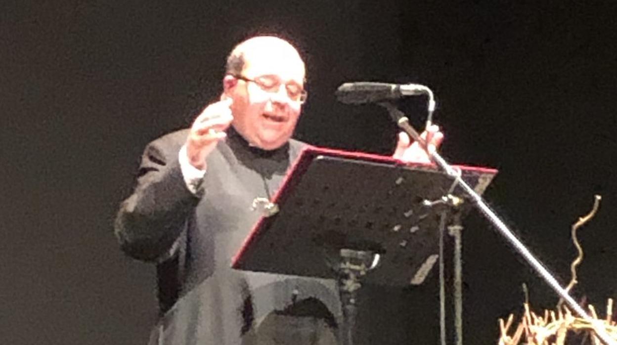 Juan Miguel Ferrer, en el centro, con la alcaldesa de Toledo