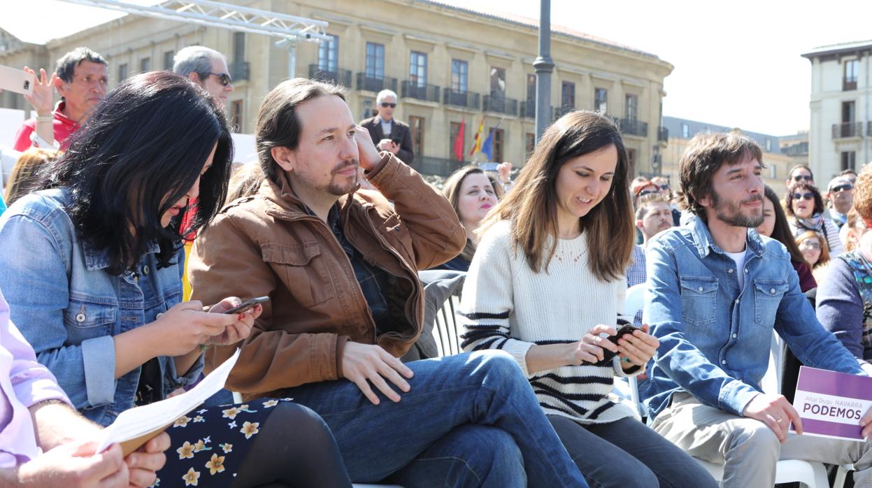 Pablo Iglesias junto a Ione Belarra, portavoz adjunta de Unidos Podemos en el Congreso