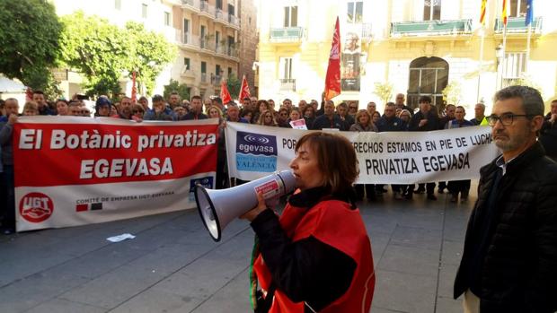 Trabajadores de Egevasa protestan frente al Palau contra la privatización de la empresa