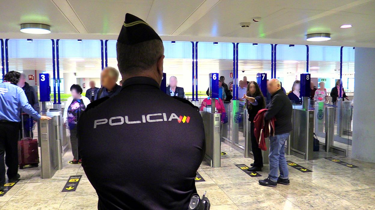 Policía en el control del Aeropuerto de Alicante-Elche