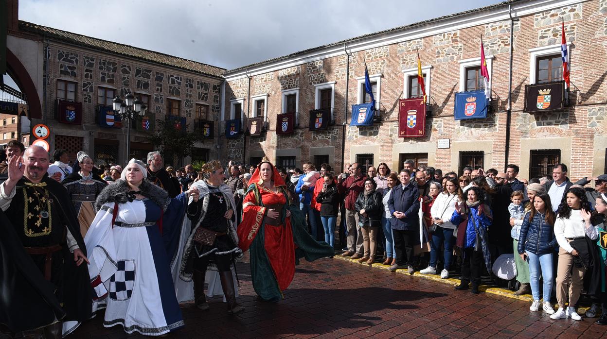 Desfile de Compañías a su paso por la plaza de Oropesa