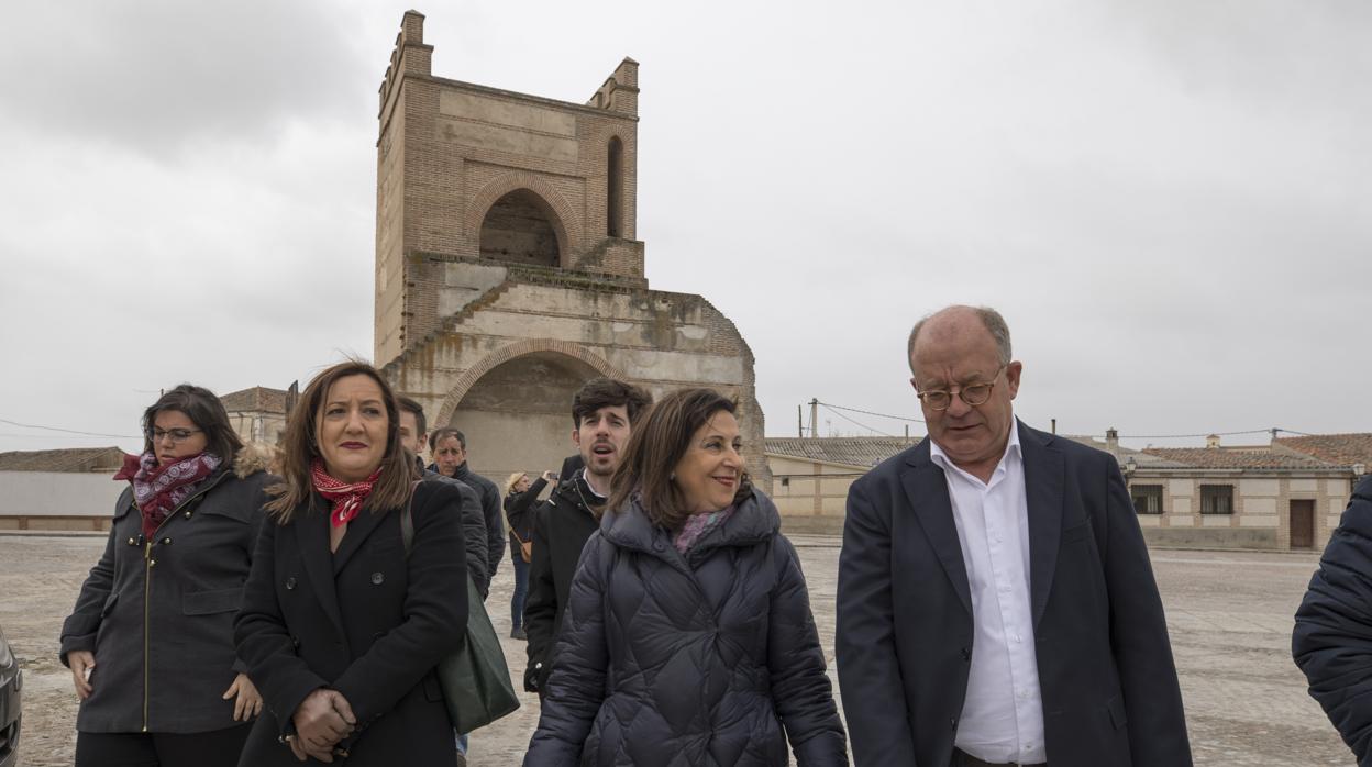 La ministra de Defensa, Margarita Robles, veste sábado en la localidad abulense de Madrigal de las Altas Torres