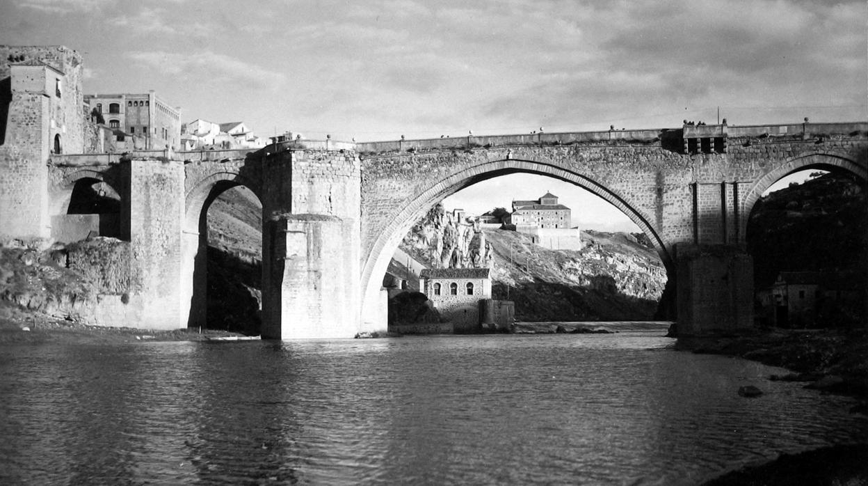 Vista del antiguo Convento de Gilitos, bajo el arco del Puente de San Martín, sede de la prisión provincial, donde residió la familia Machado en Toledo. (Foto, Loty. Archivo Diputación Provincial de Toledo)