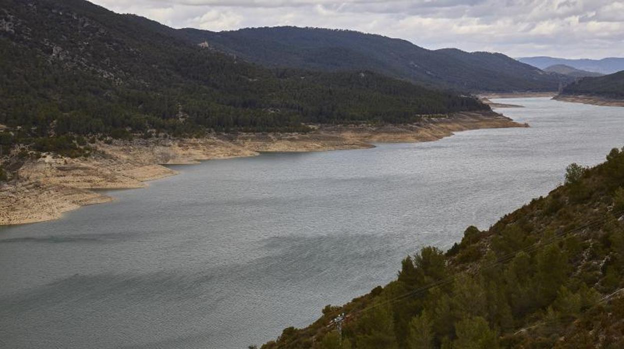 Canal que une los dos pantanos de los que se abastecen los trasvases Tajo-Segura