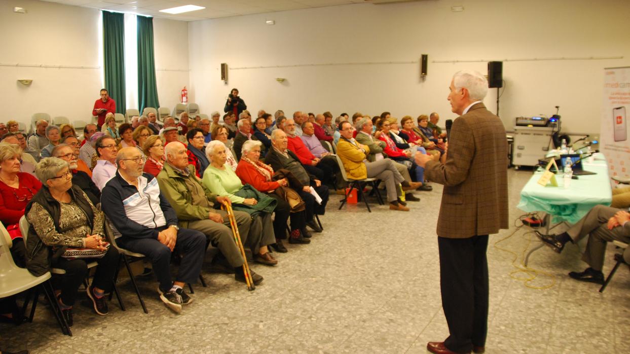 El cardiólogo Rodríguez Padial explica a los mayores el funcionamiento del programa