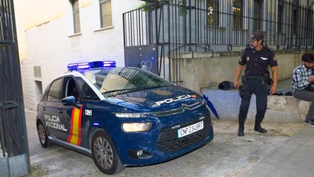 La Policía Nacional auxilia a un hombre amenazado por otro con un cuchillo