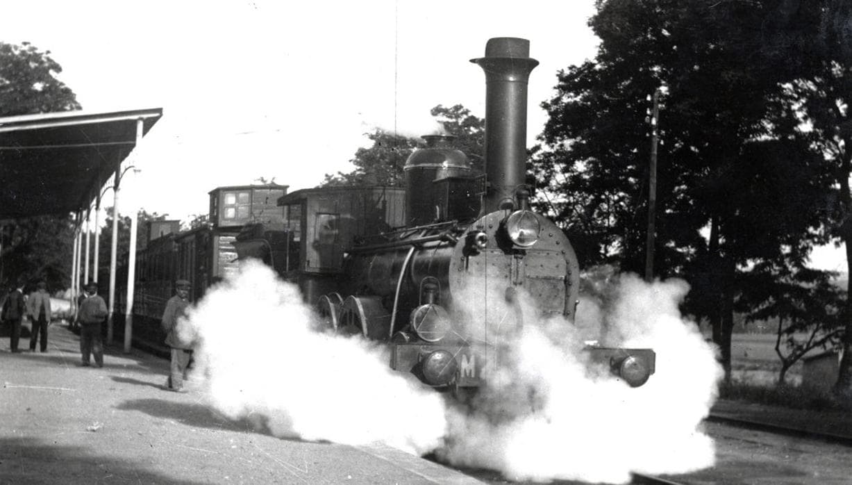 Máquina de vapor en el andén de la antigua estación de Toledo. Archivo Histórico Provincial. Fondo Rodriguez