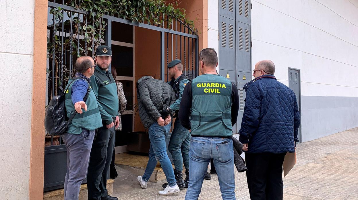 Imagen del novio de Nelea, en la vivienda que ambos compartían en Vinaroz, junto a la Guardia Civil