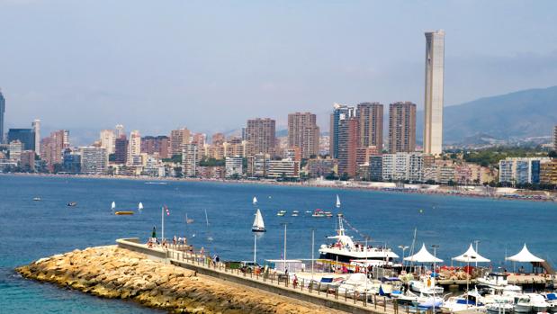 Se masturba ante un menor en la playa y alega en el juicio que el niño se entrometió en su intimidad