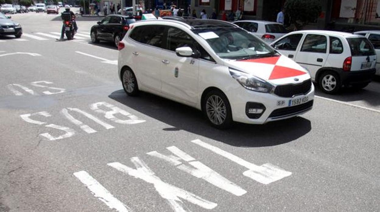 Un taxi circulando por las calles de Pontevedra