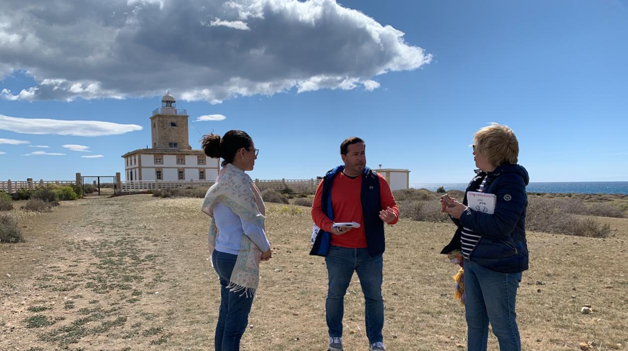 Imagen de la visita del candidato del PP por Alicante Agustín Almodóbar a la isla de Tabarca