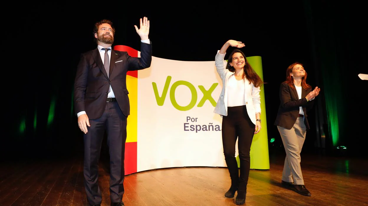El vicesecretario de Relaciones Internacionales; Iván Espinosa de los Monteros; la presidenta de VOX Madrid, Rocío Monasterio; y la candidata al congreso por VOX Ávila, Georgina Trias, participan en un acto de VOX en Ávila