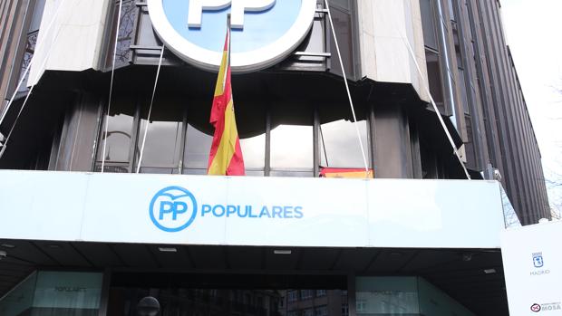 La sede del PP sufre un desprendimiento al colgar el cartel electoral de Casado con el lema «Valor Seguro»