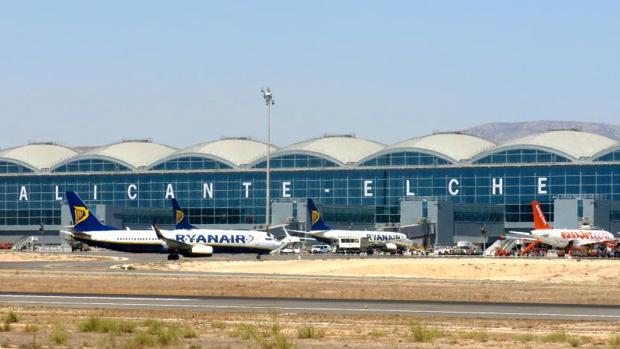 Desalojan de un avión con destino a Alicante a un equipo de fútbol inglés por ir bebidos