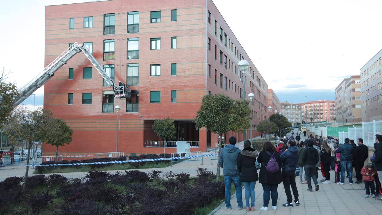 Vecinos desalojados de sus casas en un bloque de la Calle Alcalde Antonio Estella, en Salamanca