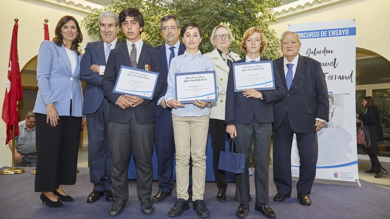 De izda. a dcha., Almudena Ruiz, edil de Cultura; Fernando Suárez, exministro de Trabajo; Eduardo Oria, primer teniente de alcalde, Rosalía González de Haro, viuda de Martín Ferrand y Luis Ángel de la Viuda, exdirector de Radio Nacional, junto a tres alumnos galardonados.