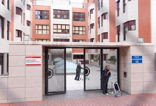 Entrada a la residencia de Los Nogales en Hortaleza