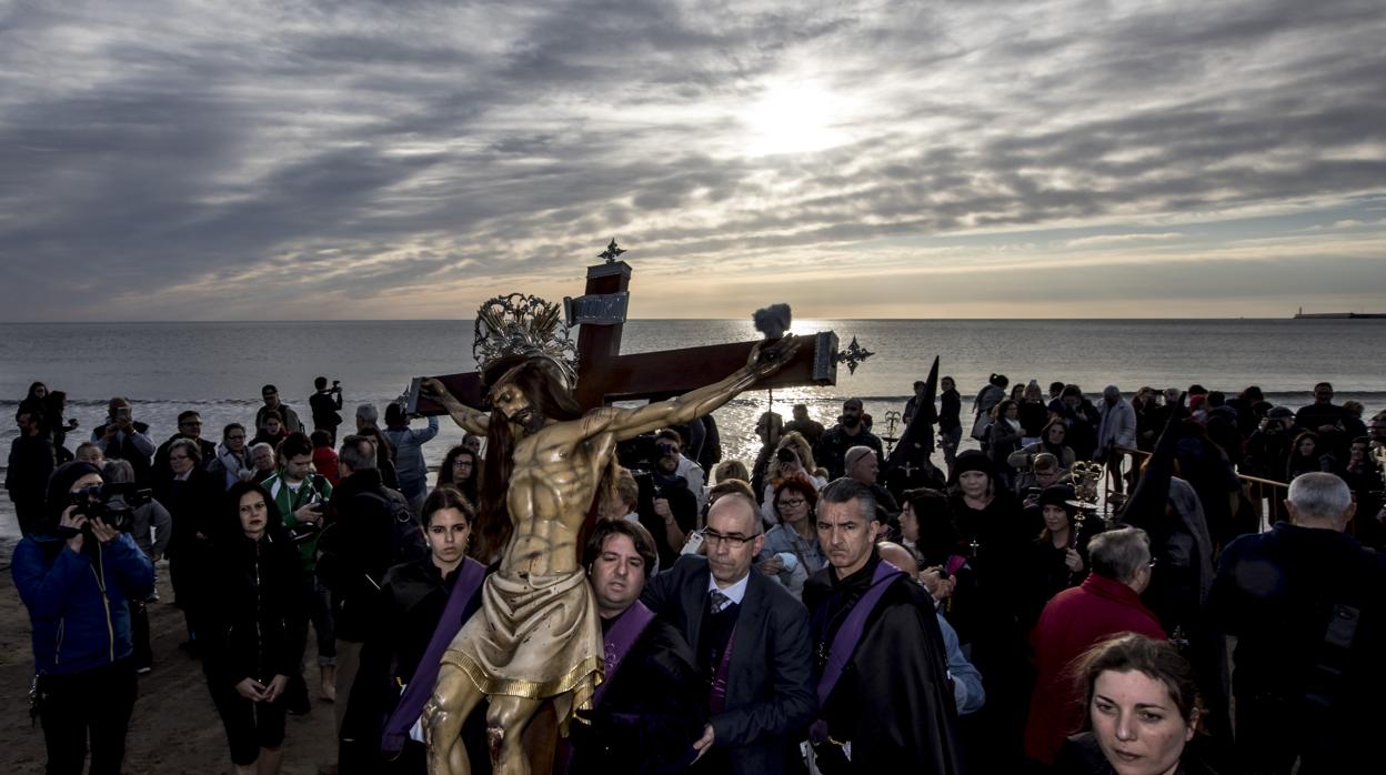 Imagen de la procesión del Cristo del Salvador en la playa de El Cabanyal de Valencia