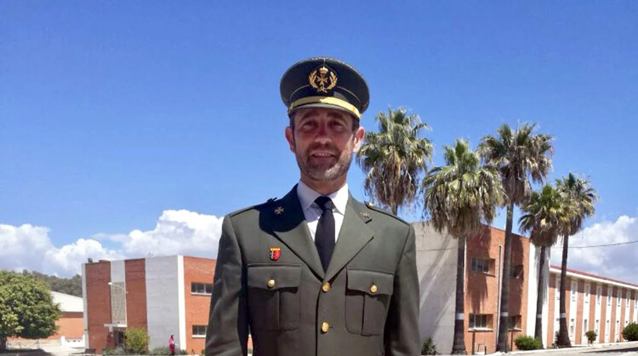 José Ramón Bauzá, quien posa con traje y gorra militar en el acuartelamiento de Camposoto de Cádiz