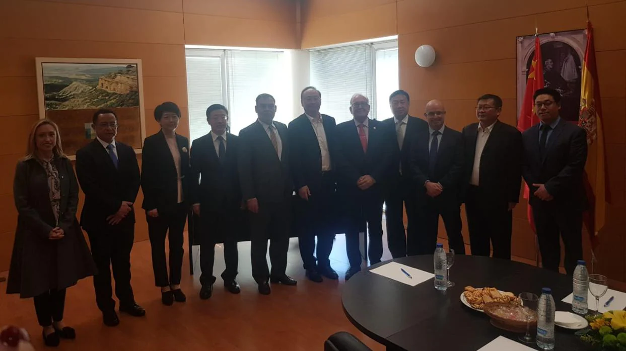 Delegación china de la provincia de Sichuan con el presidente de la Academia de la Cultura Gastronómica