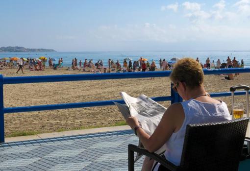 Gente en la playa del Postiguet de Alicante aprovechando el buen tiempo