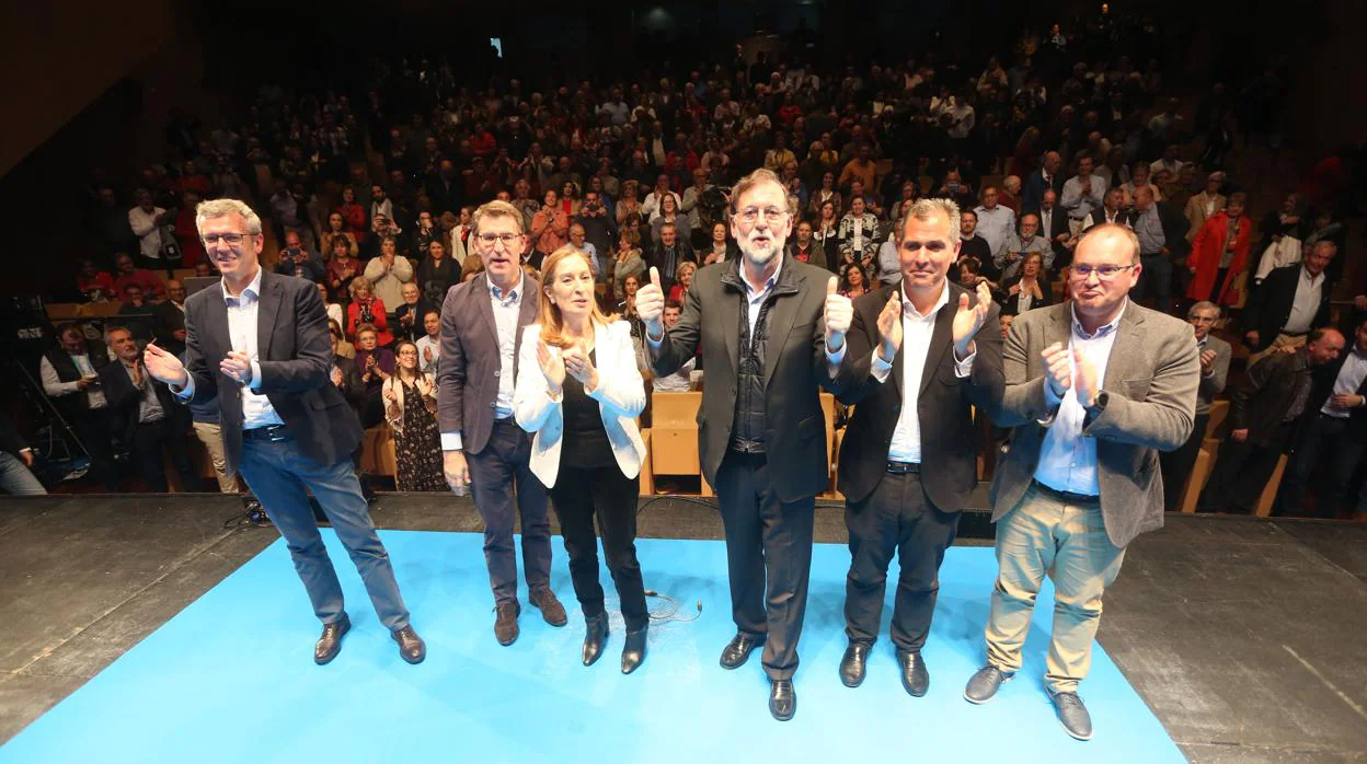 Rajoy (c) y Feijóo (2i) ante un auditorio abarrotado