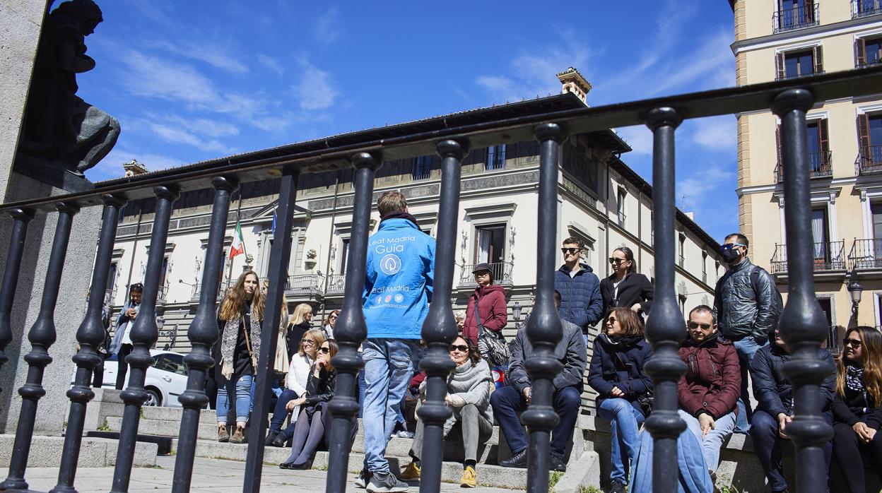 Un grupo oye a un guía junto la Palacio de los Duques de Uceda