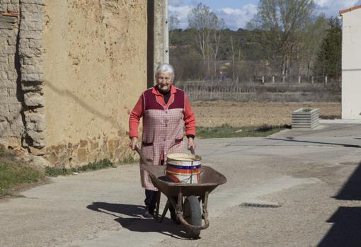 Olivia Morán, de 84 años, regresa a Santa María de Valverde varios meses al año