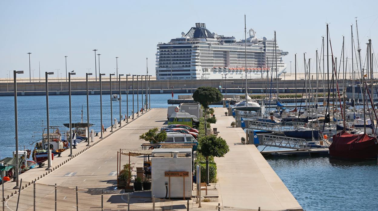 Imagen de arc hivo de un crucero atracado en el puerto de Valencia