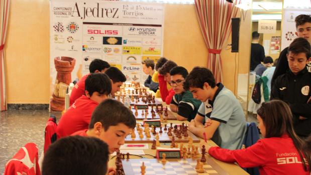 Los campeonatos regionales de ajedrez por edades reúnen más de 200 jugadores