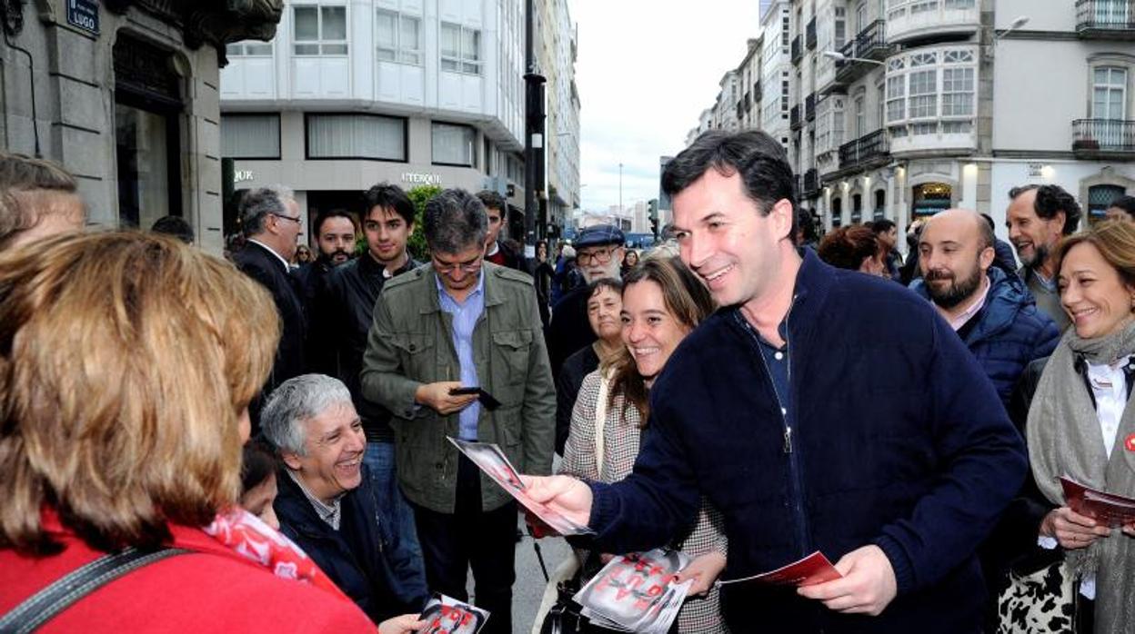 El líder del PSdeG en el reparto de propaganda en La Coruña