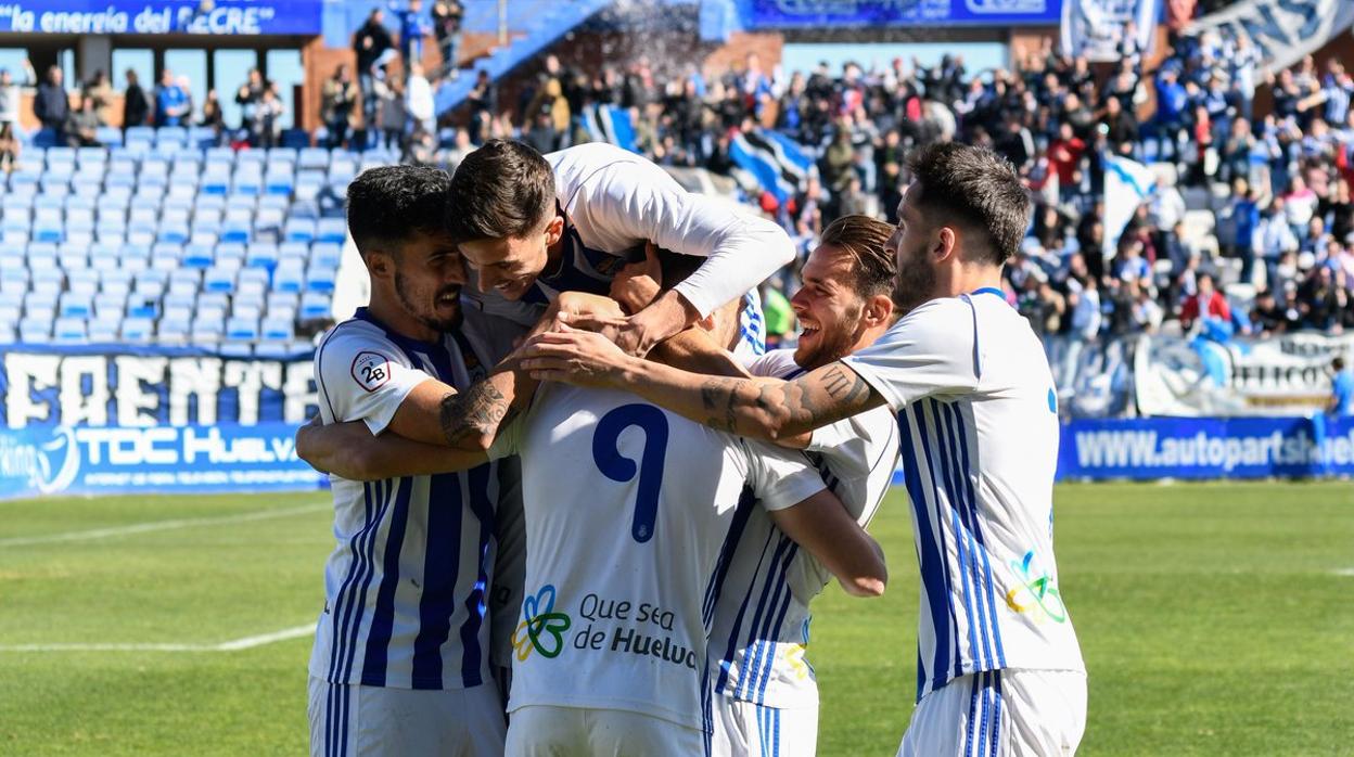 Los jugadores del Huelvan celebran el gol