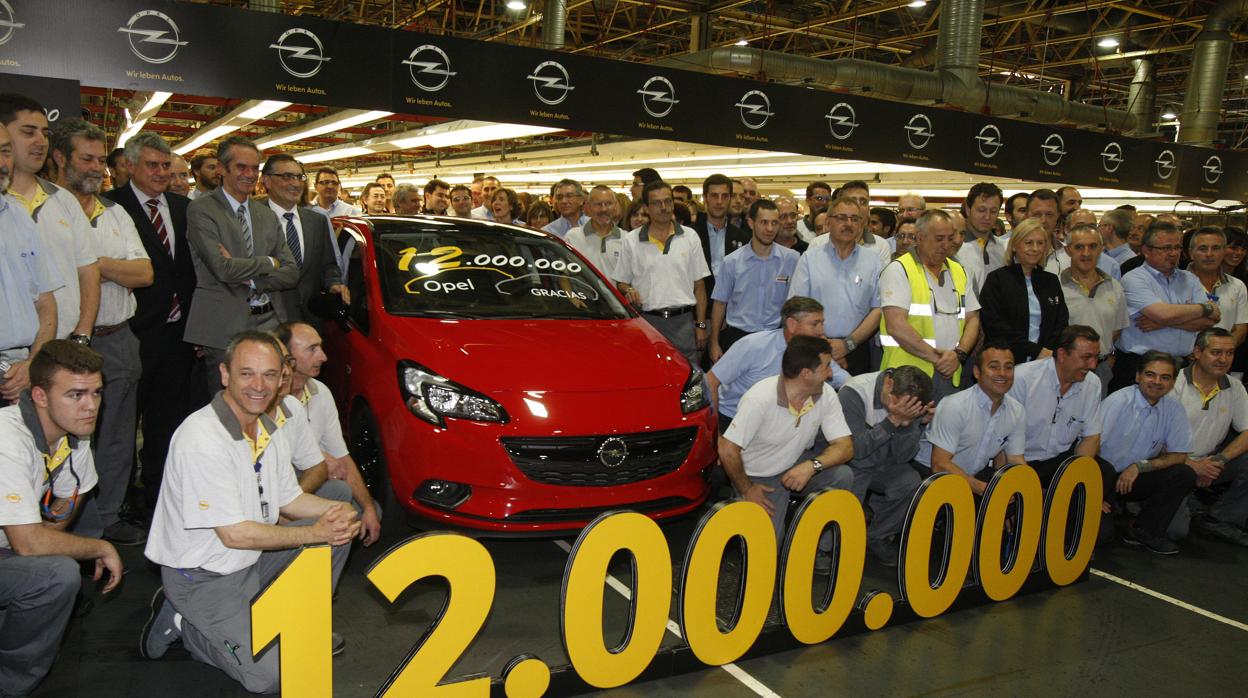Foto de familia en la fábrica de Opel de Figueruelas cuando salió de sus líneas de montaje el Corsa número 12 millones, a mediados del año 2015